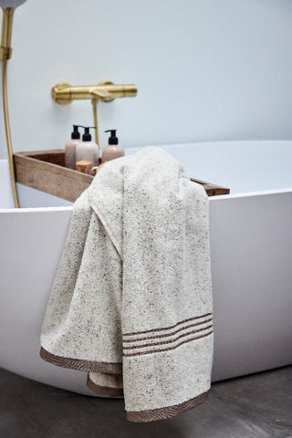Dette smukke Harmony håndklæde i beige nuancer føles både blødt og behageligt mod huden.