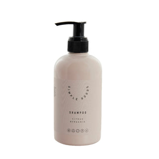Mild og naturlig shampoo indeholder æteriske olier og har en ren, frisk og opløftende duft af citrusfrugter.