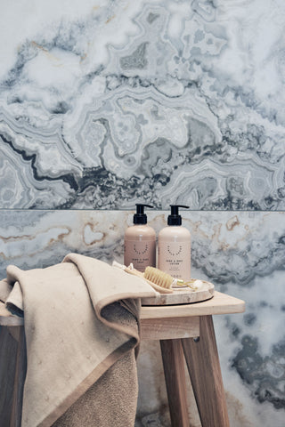 Mild og naturlig shampoo indeholder æteriske olier og har en ren, frisk og opløftende duft af citrusfrugter.